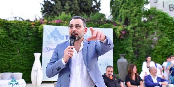 images Incendio in pieno centro a Bisignano. I vigili del fuoco salvano dalle fiamme i residenti