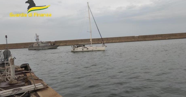 La finanza intercetta 67 migranti nella Locride images La finanza intercetta 67 migranti nella Locride