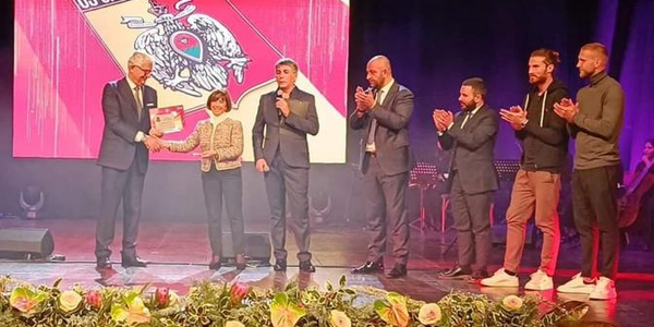 images Artisti in corsia al Politeama, risate con “I Soldi Spicci” e cantano anche i giocatori del Catanzaro